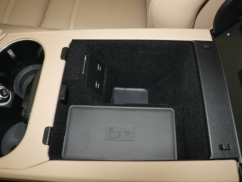 Certified 2022 Porsche Cayenne w/ Premium Package image 31