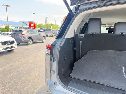 Used 2025 Nissan Pathfinder SL image 8