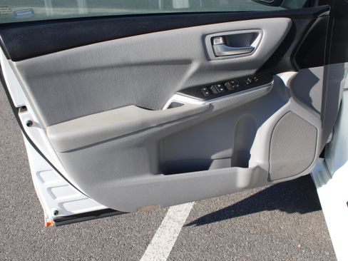 Used 2017 Toyota Camry SE w/ Moonroof Package image 28