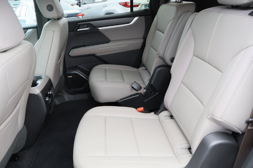 Certified 2026 GMC Acadia Elevation w/ Elevation Premium Package FWD image 26