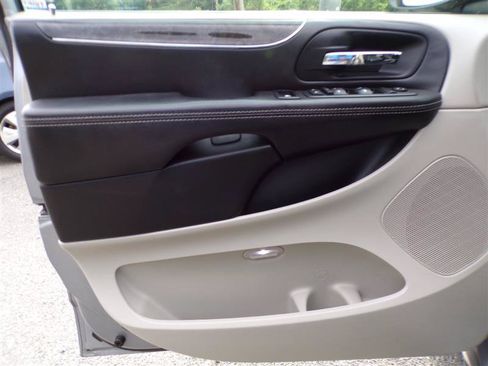 Used 2014 Chrysler Town & Country Touring FWD image 13