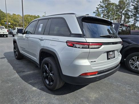 Used 2025 Jeep Grand Cherokee Limited w/ Black Appearance Package image 10