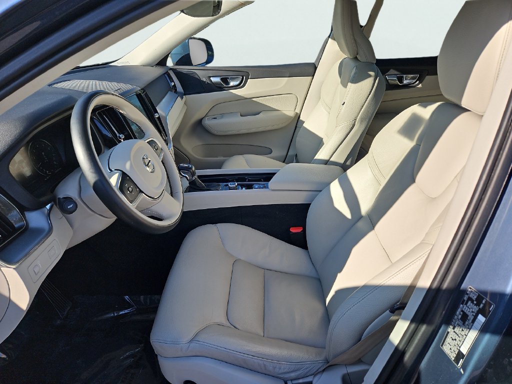 Used 2019 Volvo XC60 T6 Momentum w/ Multimedia Package AWD/4WD image 34
