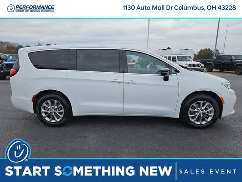 New 2026 Chrysler Pacifica Select image 8