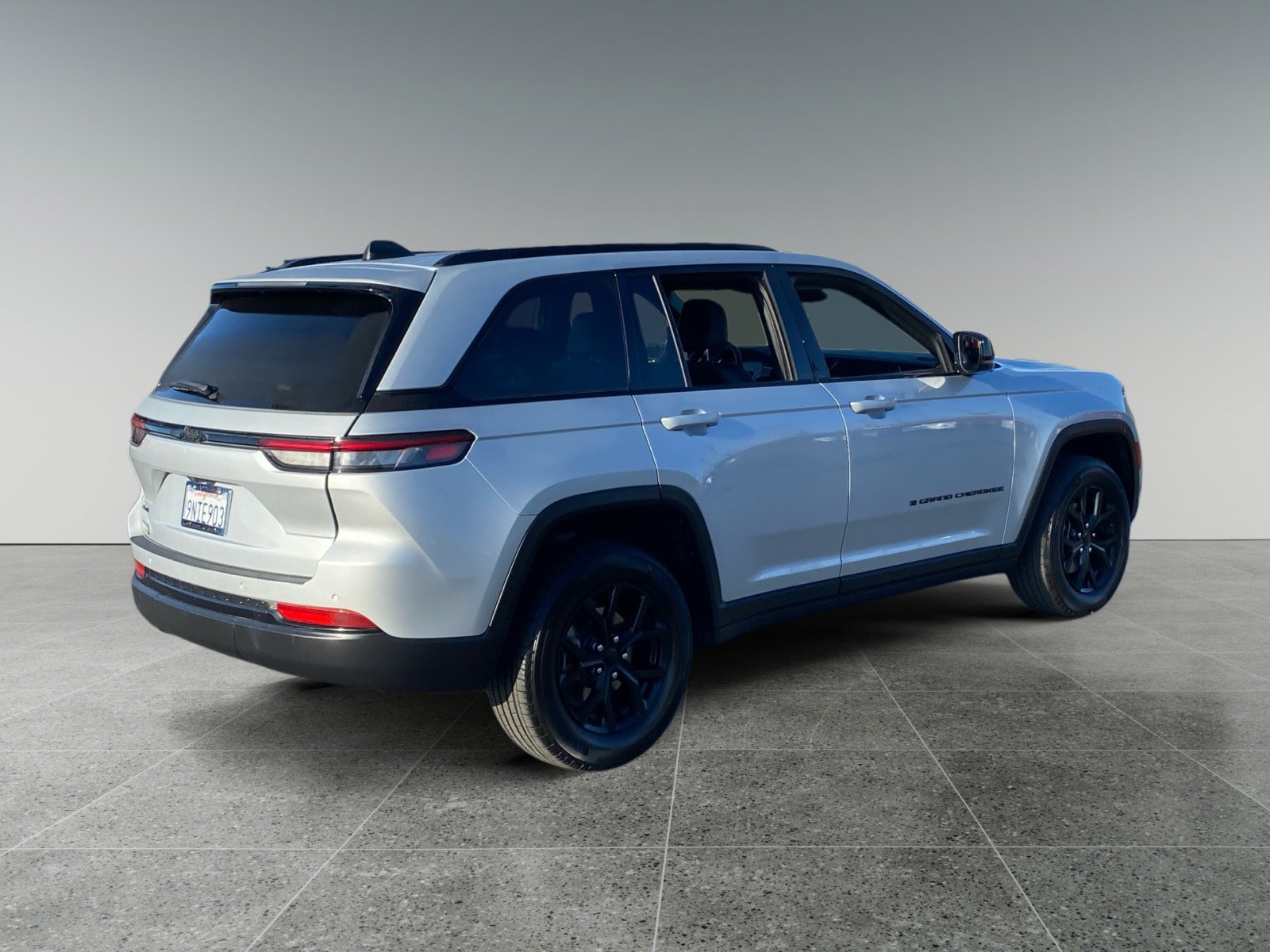 Used 2025 Jeep Grand Cherokee Altitude AWD/4WD image 5
