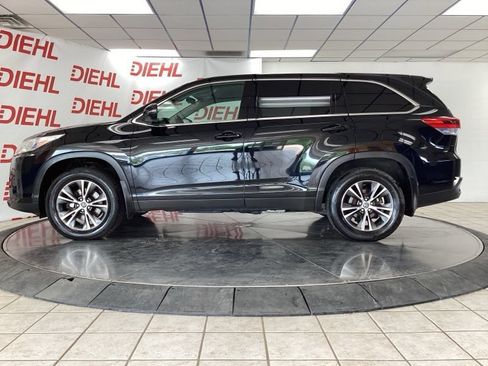 Used 2019 Toyota Highlander LE AWD/4WD image 4