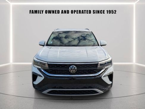 Used 2023 Volkswagen Taos SE w/ Panoramic Sunroof Package FWD image 6