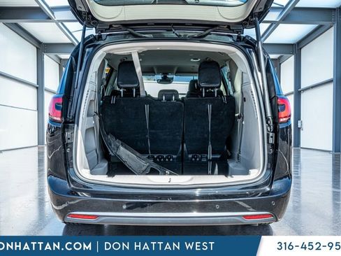 Used 2023 Chrysler Pacifica Touring-L FWD image 34