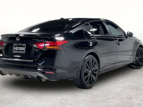 Used 2022 Nissan Altima 2.5 SR w/ Midnight Edition Package FWD image 2