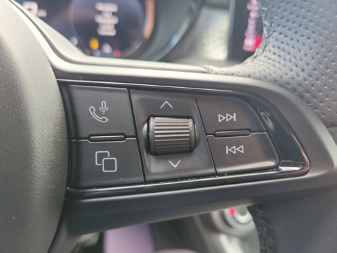 Used 2025 Alfa Romeo Tonale image 18