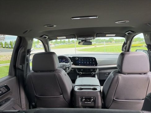 Used 2025 Chevrolet Suburban Z71 AWD/4WD image 39