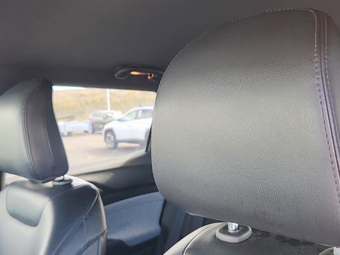 Used 2023 Jeep Compass Latitude image 10