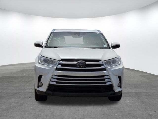 Used 2019 Toyota Highlander XLE FWD image 2