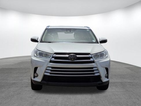 Used 2019 Toyota Highlander XLE FWD image 2