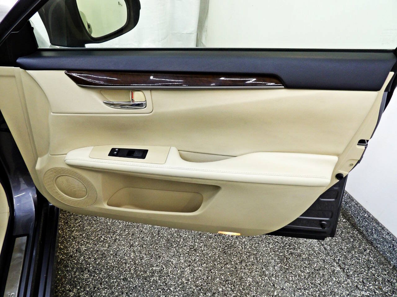 Used 2015 Lexus ES 350 w/ Premium Package FWD image 11