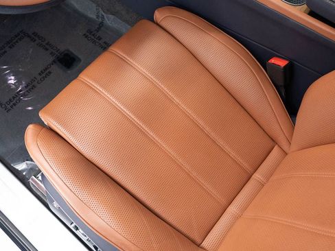 Used 2023 Bentley Bentayga Extended Wheelbase AWD/4WD image 19