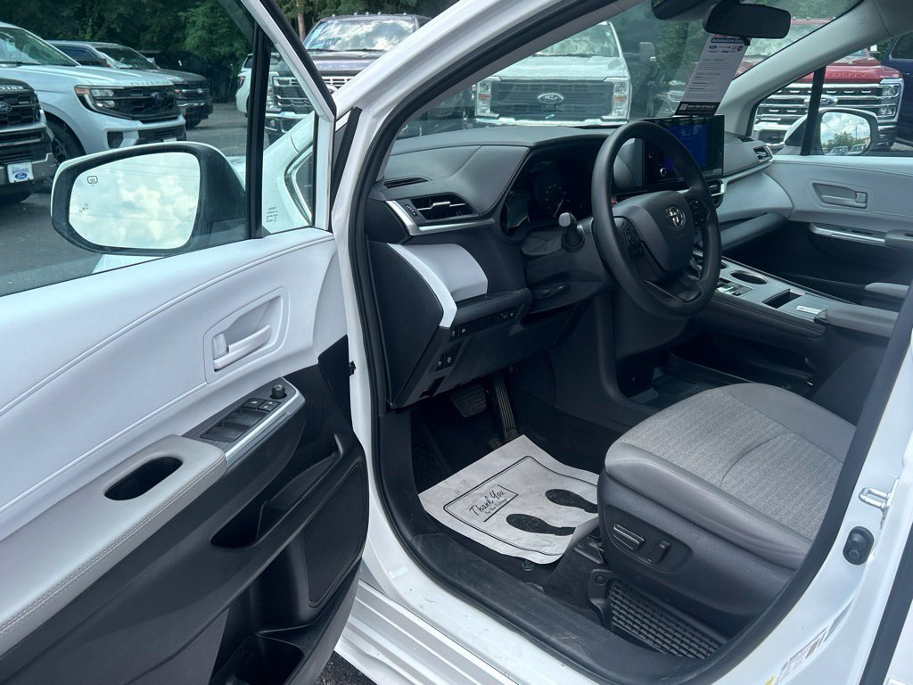 Used 2025 Toyota Sienna LE AWD/4WD image 12
