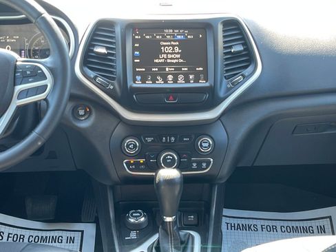 Used 2018 Jeep Cherokee Latitude Plus AWD/4WD image 23