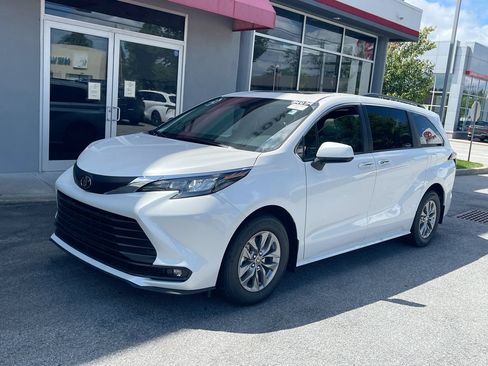 Used 2026 Toyota Sienna XLE FWD image 13