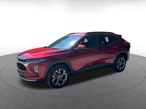 Used 2025 Chevrolet Trax LT FWD image 4