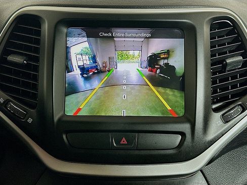Used 2017 Jeep Cherokee Trailhawk w/ Cold Weather Group AWD/4WD image 15