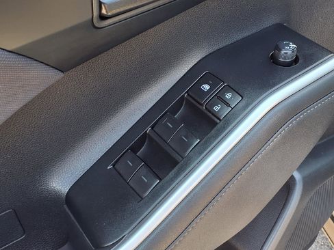 Used 2025 Toyota Highlander LE FWD image 4