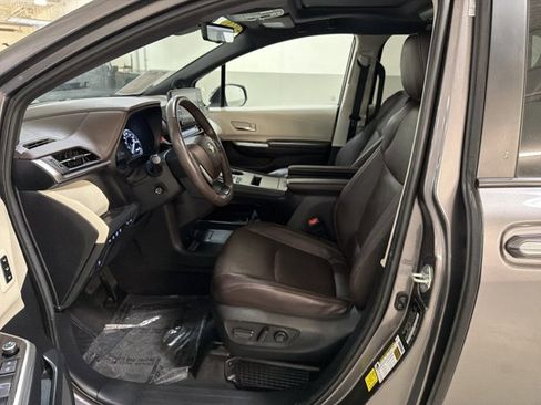 Used 2023 Toyota Sienna Platinum image 16