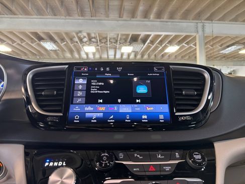 Used 2024 Chrysler Pacifica Touring-L FWD image 17