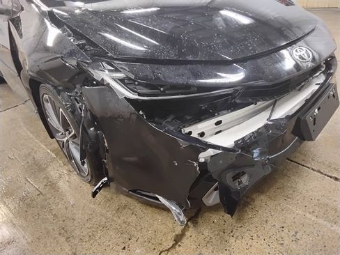 Used 2025 Toyota Prius XLE AWD/4WD image 17