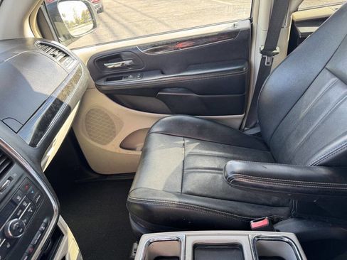 Used 2015 Chrysler Town & Country Touring w/ Driver Convenience Group image 14