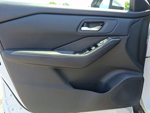Used 2025 Nissan Rogue SV AWD/4WD image 12