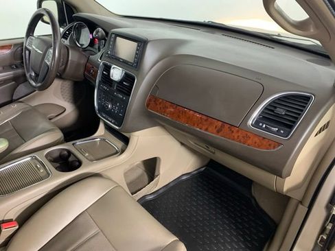 Used 2012 Chrysler Town & Country Touring-L w/ Premium Group FWD image 7