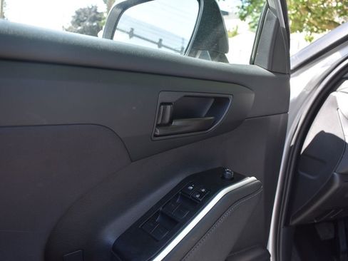 Used 2025 Toyota Highlander LE FWD image 13