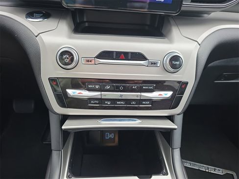 Used 2024 Ford Explorer XLT image 27