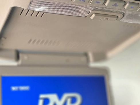 Used 2018 Chrysler Pacifica Touring Plus w/ Tire & Wheel Group image 10