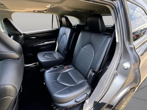 Used 2021 Toyota Highlander XLE AWD/4WD image 19