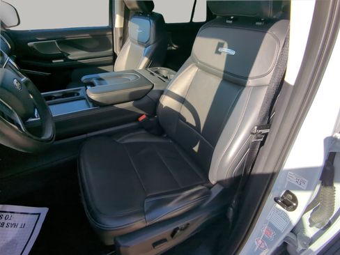 Certified 2025 Ford Expedition Platinum image 50