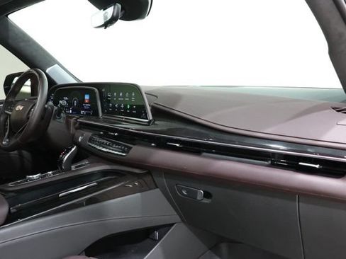 Used 2024 Cadillac Escalade Premium Luxury Platinum AWD/4WD image 16