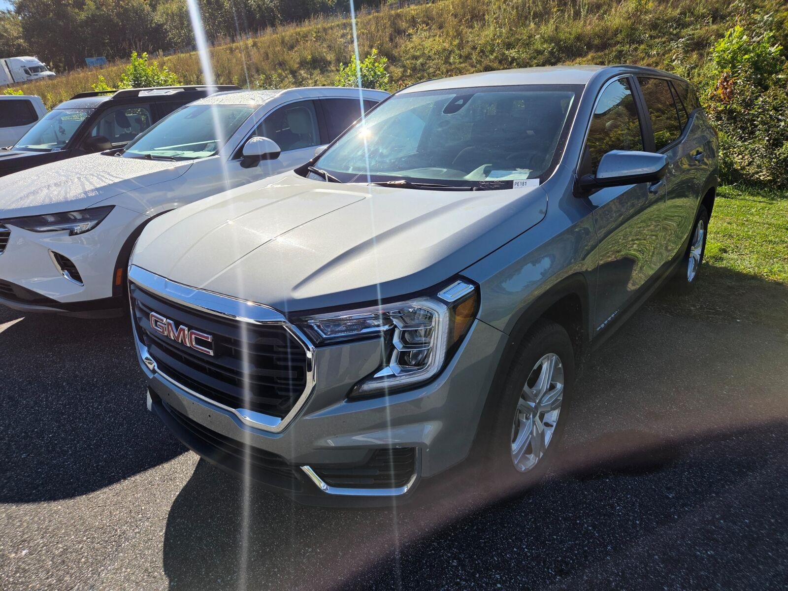 Used 2024 GMC Terrain SLE AWD/4WD image 3
