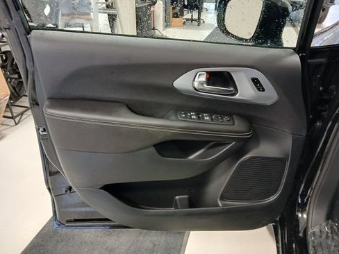 New 2026 Chrysler Pacifica Limited w/ S Appearance Package AWD/4WD image 11