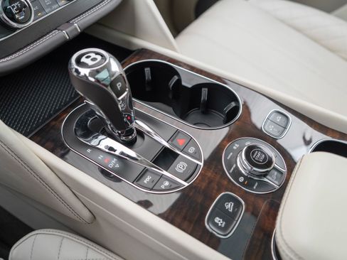 Used 2017 Bentley Bentayga image 24