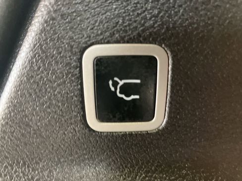 Used 2025 Chrysler Pacifica Limited FWD image 32