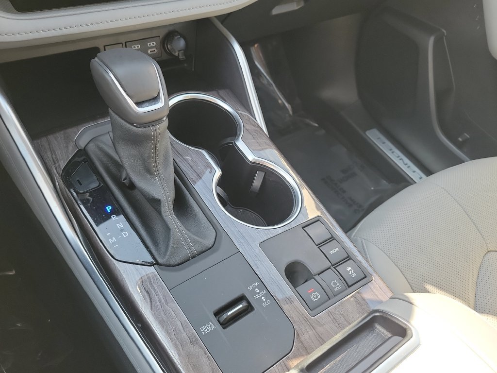 Used 2024 Toyota Highlander Limited FWD image 18