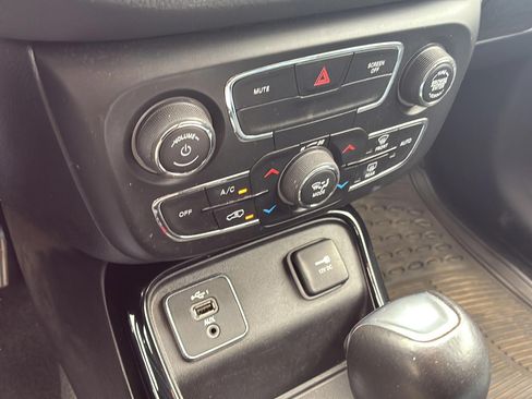 Used 2021 Jeep Compass Latitude FWD image 33