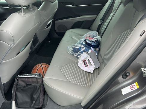 Used 2018 Toyota Camry SE w/ Moonroof Package FWD image 10