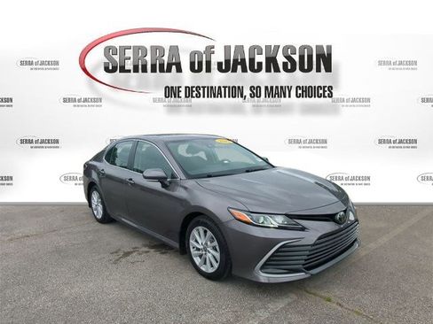 Used 2022 Toyota Camry LE w/ Convenience Package FWD image 2