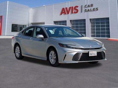 Used 2025 Toyota Camry SE image 3
