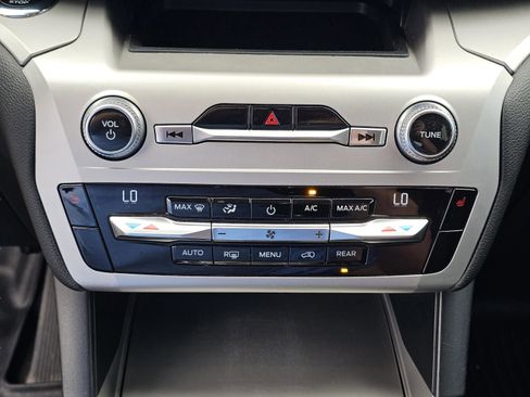 Used 2021 Ford Explorer XLT image 29