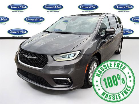 Used 2023 Chrysler Pacifica Touring-L FWD image 3