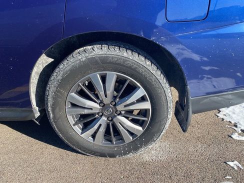 Used 2018 Nissan Pathfinder S image 12